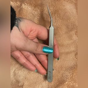Xtreme lashes curved tweezer